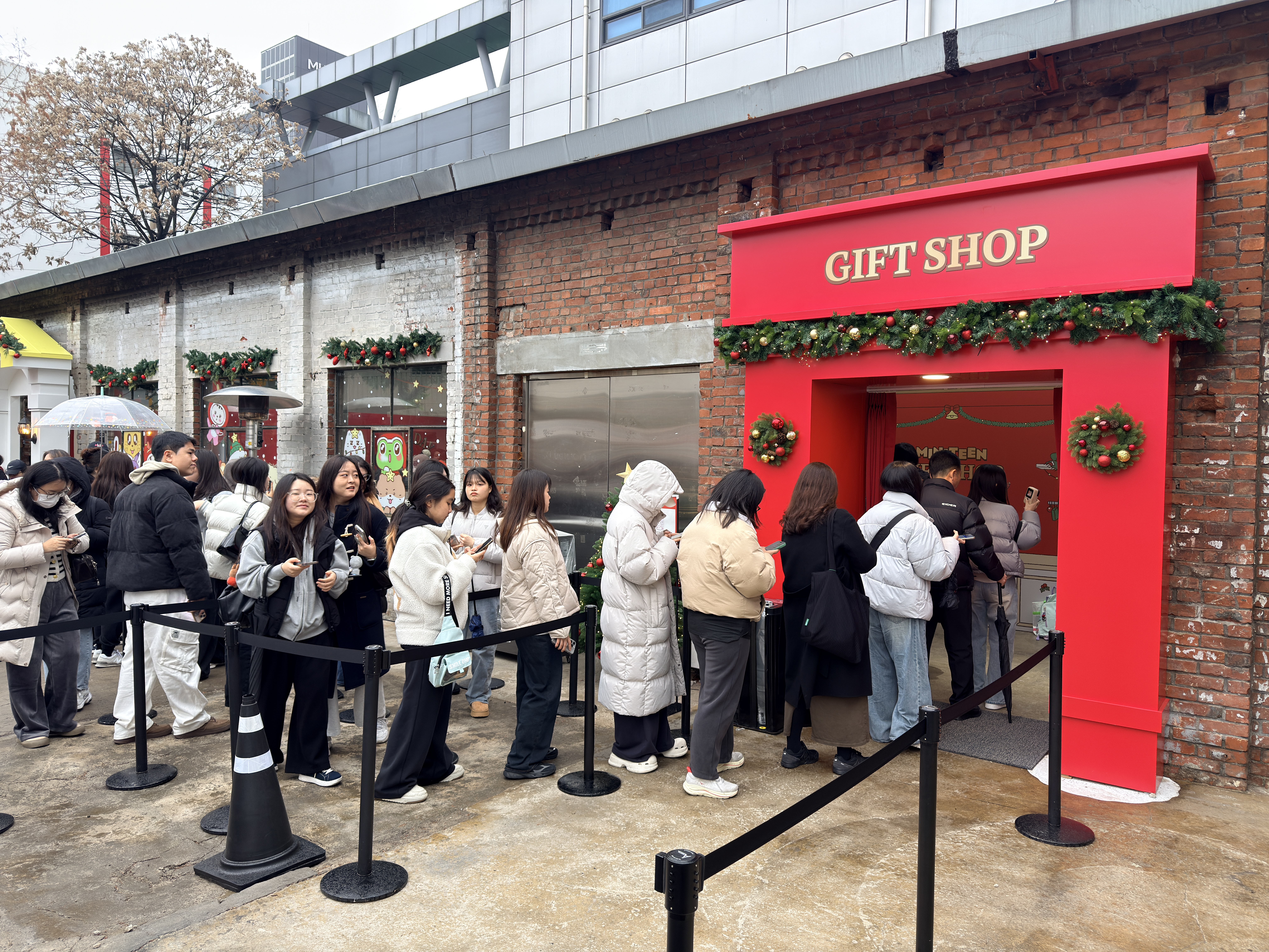 HOLIDAY with MINITEEN 팝업스토어